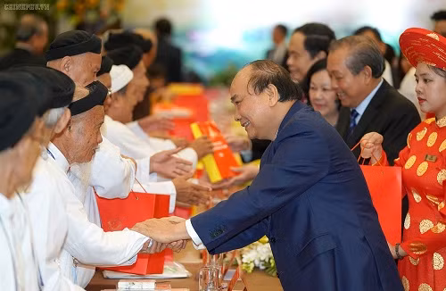 Thủ tướng tặng quà cho các chức sắc, chức việc tôn giáo tham gia buổi gặp mặt - Ảnh: VGP/Quang Hiếu