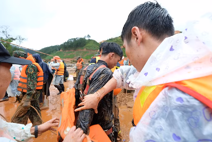 Cảnh sát Lâm Đồng đu dây cứu người mắc kẹt trong lũ