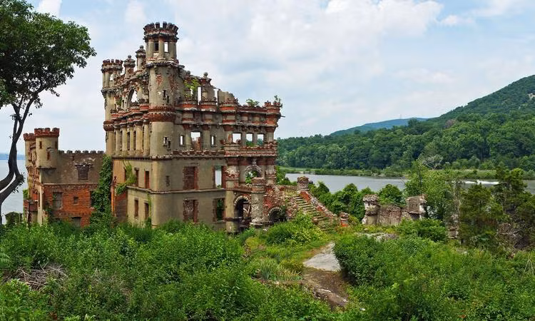 Chủ bị bắt, chết bí ẩn, biệt thự xa hoa thành hoang phế