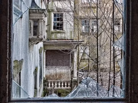 Chủ bị bắt, chết bí ẩn, biệt thự xa hoa thành hoang phế