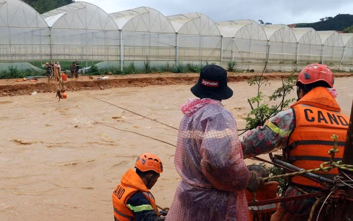 Mưa lớn liên tiếp nhiều ngày làm nhiều nơi ở huyện Lạc Dương bị ngập sâu. Cây cầu bắc qua con suối Đạ Nghịt bị lũ cuốn, 41 người đang làm ở trang trại mắc kẹt, trong đó có 7 trẻ em. Cảnh sát được huy động đến dùng dây, ròng rọc đưa các nạn nhân ra ngoài.