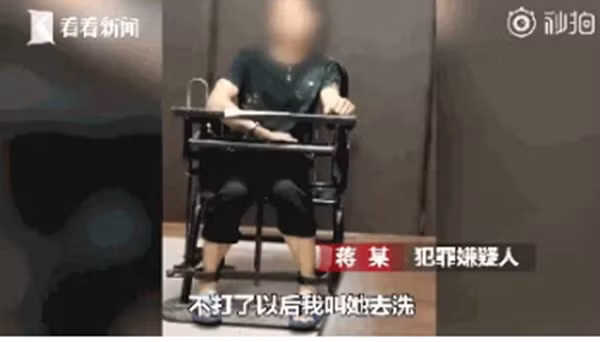 Anh ta vẫn ngồi rung chân khi kể về quá trình bạo hành con gái ruột.