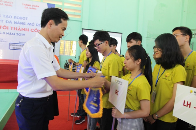 BTC trao cờ lưu niệm cho các đội thi