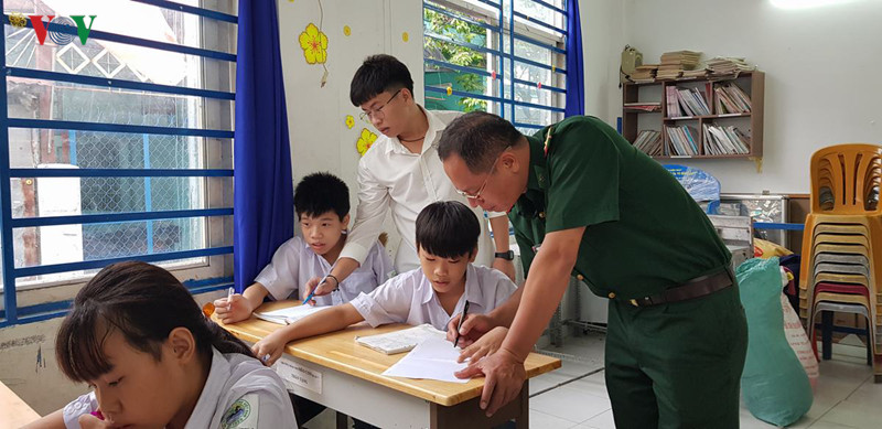 mùa tựu trường của trẻ em nghèo bên sông sài gòn hình 3 mua tuu truong cua tre em ngheo ben song sai gon hinh 3
