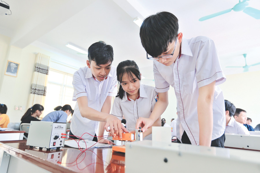 Giáo dục phổ thông được các địa phương đầu tư mạnh mẽ nhằm đáp ứng việc thực hiện chương trình mới. Ảnh: Thế Quang