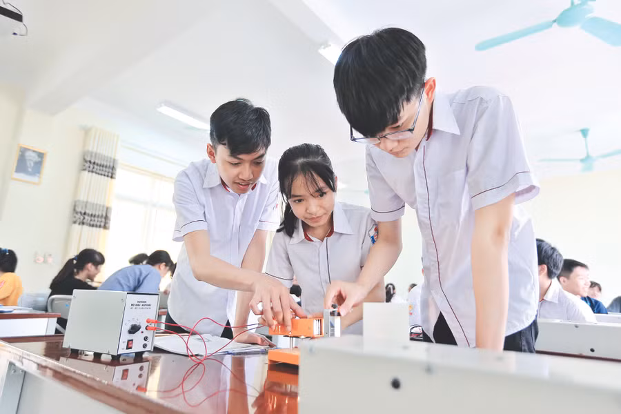 Giáo dục phổ thông được các địa phương đầu tư mạnh mẽ nhằm đáp ứng việc thực hiện chương trình mới. Ảnh: Thế Quang