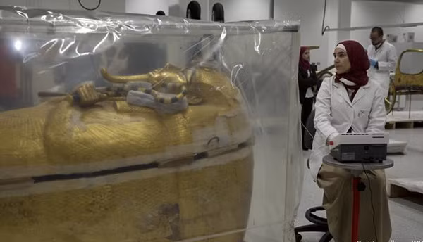 Quá trình phục dựng chiếc quan tài gỗ mạ vàng của pharaoh Tutankhamun diễn ra trong 8 tháng.