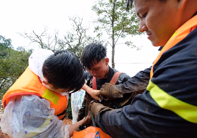 Cảnh sát Lâm Đồng đu dây cứu người mắc kẹt trong lũ