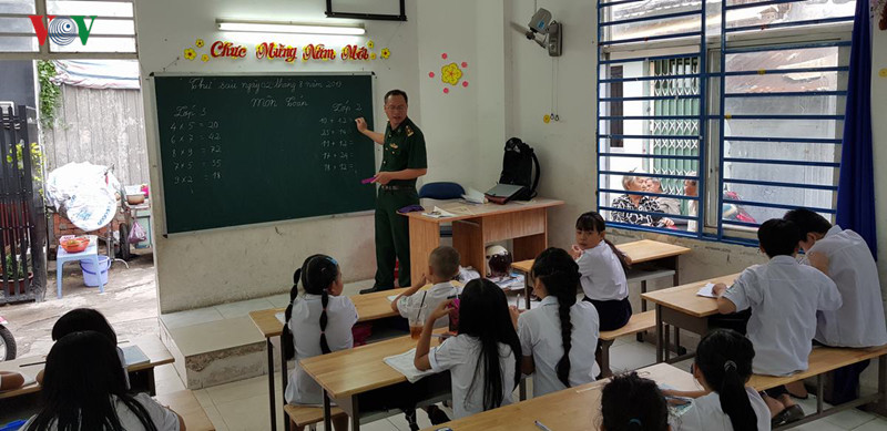 Sau nhiều năm học tạm bợ ở nhiều nơi, năm nay các em được học trong lớp mới khang trang, đầy đủ sách vở.