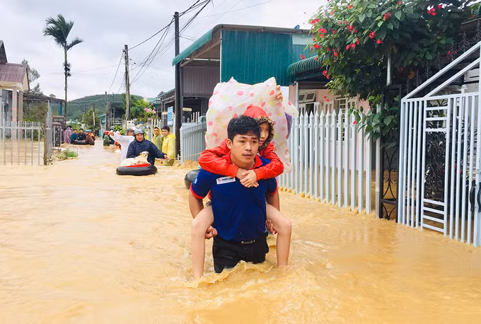 Cảnh sát Lâm Đồng đu dây cứu người mắc kẹt trong lũ