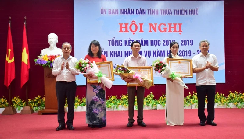 Ông Lê Trường Lưu, Bí thư tỉnh ủy Thừa Thiên Huế trao bằng khen của Bộ GD&DT dành cho ngành GD&ĐT Thừa Thiên Huế vì đã có thành tích xuất sắc về đổi mới sáng tạo, trong dạy và học năm học 2018 – 2019 