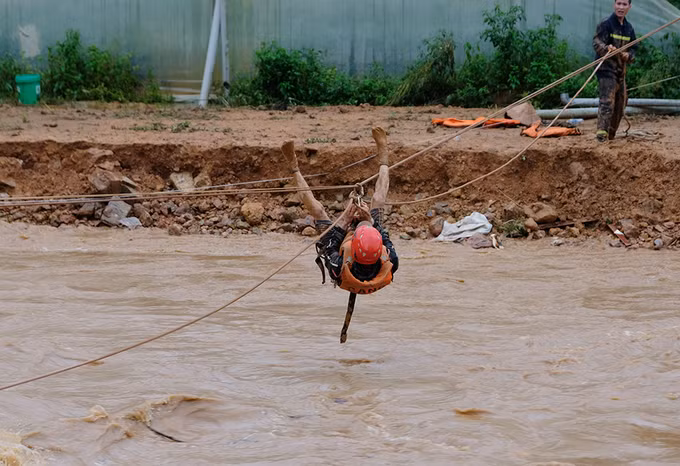 Cảnh sát Lâm Đồng đu dây cứu người mắc kẹt trong lũ