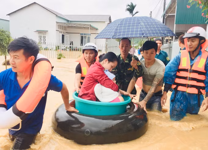 Cảnh sát Lâm Đồng đu dây cứu người mắc kẹt trong lũ