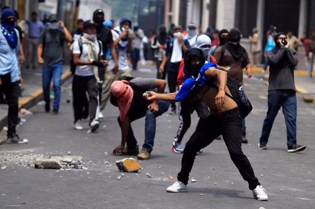 Cảnh sát đã phải sử dụng tới hơi cay và vòi rồng để khống chế đám đông