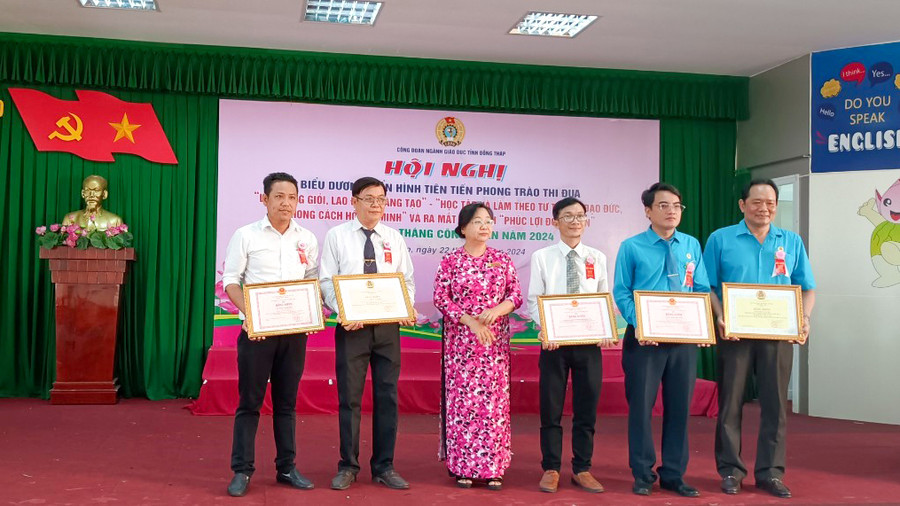 Tập thể, cá nhân tiêu biểu trong phong trào thi đua “Lao động giỏi, Lao động sáng tạo” được nhận Bằng khen của Chủ tịch UBND và Liên đoàn Lao động tỉnh.