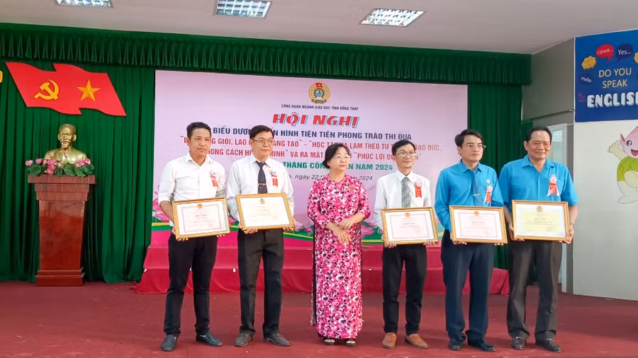 Tập thể, cá nhân tiêu biểu trong phong trào thi đua “Lao động giỏi, Lao động sáng tạo” được nhận Bằng khen của Chủ tịch UBND và Liên đoàn Lao động tỉnh.