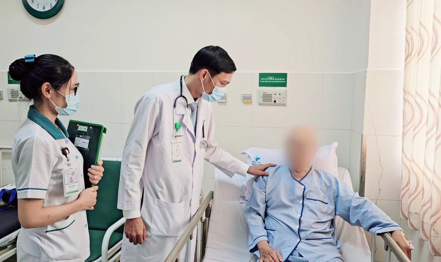 Tình trạng sức khỏe của cụ ông hồi phục tốt và được xuất viện, theo dõi tái khám ngoại trú. Tình trạng sức khỏe của cụ ông hồi phục tốt và được xuất viện, theo dõi tái khám ngoại trú.