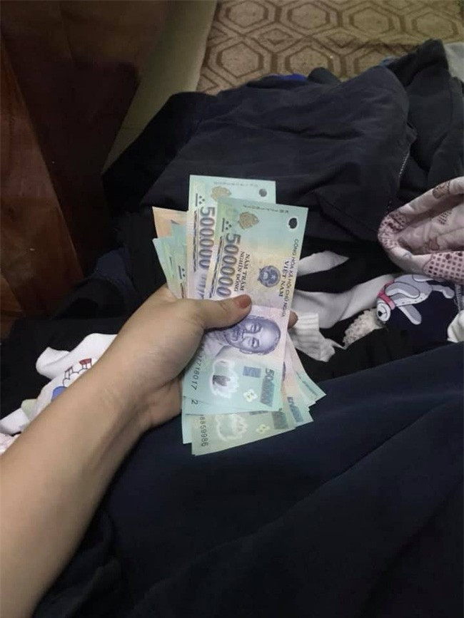 Số quỹ đen của chồng bị cô vợ phát hiện trong quá trình dọn tủ quần áo.