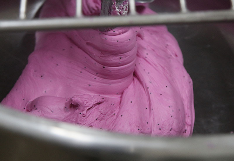 Thanh long ruột đỏ sau khi lột sẽ được bỏ vào máy xay sơ, không xay nhuyễn, sau đó sẽ được nhào cùng bột làm bánh, bột nở... ủ và nướng. Thanh long ruột đỏ sau khi lột sẽ được bỏ vào máy xay sơ, không xay nhuyễn, sau đó sẽ được nhào cùng bột làm bánh, bột nở... ủ và nướng.