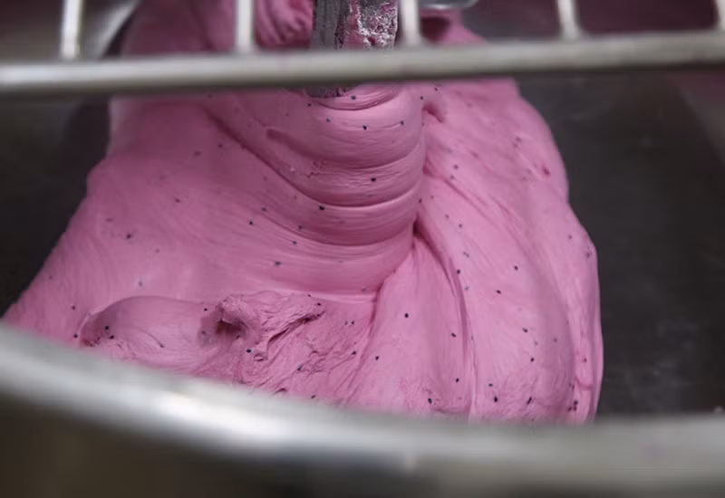 Thanh long ruột đỏ sau khi lột sẽ được bỏ vào máy xay sơ, không xay nhuyễn, sau đó sẽ được nhào cùng bột làm bánh, bột nở... ủ và nướng.