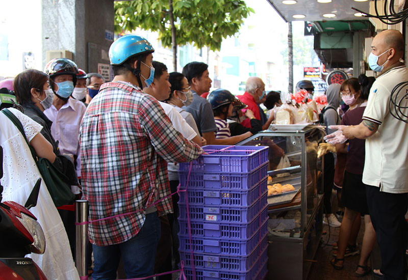 Mỗi người chỉ được mua 5 chiếc bánh mì thăng long Mỗi người chỉ được mua 5 chiếc bánh mì thăng long