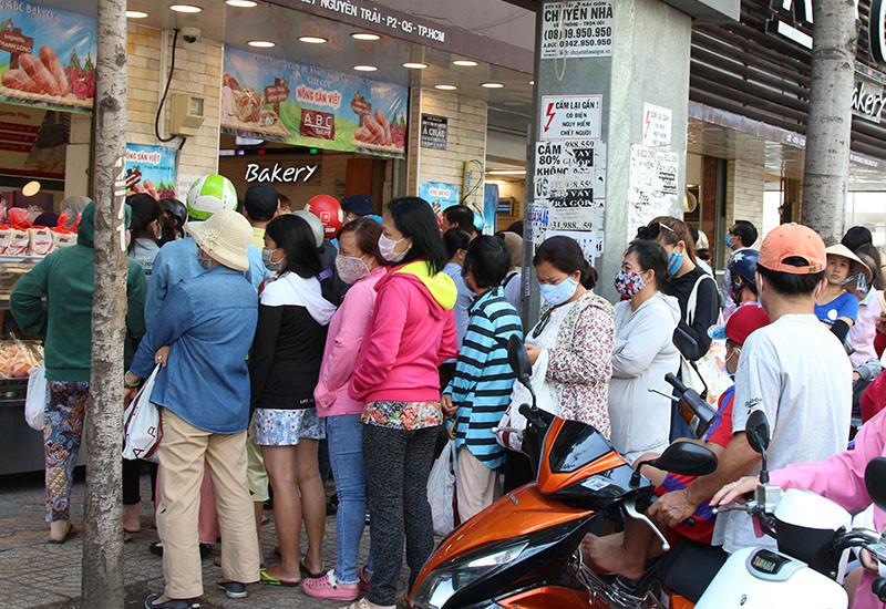 Thời điểm 12h trưa, dưới cái nắng gay gắt, nhiều người vẫn kiên nhẫn xếp hàng chờ mua bánh mì thanh long. Thời điểm 12h trưa, dưới cái nắng gay gắt, nhiều người vẫn kiên nhẫn xếp hàng chờ mua bánh mì thanh long.
