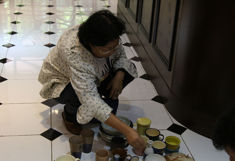 Cô Nguyễn Thị Thanh Vân (Q.1, TP.HCM) đang chọn lựa những sản phẩm gốm cho gia đình Cô Nguyễn Thị Thanh Vân (Q.1, TP.HCM) đang chọn lựa những sản phẩm gốm cho gia đình