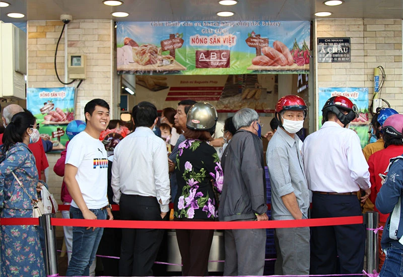 Xếp hàng “giải cứu” bánh mì thanh long