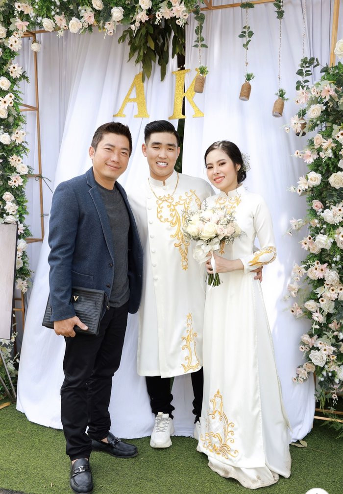 Danh tính người chị đại gia, trao 49 cây vàng cùng 2,5 tỉ đồng làm của hồi môn cho em gái trong ngày cưới ảnh 7 Đám cưới còn có sự xuất hiện của diễn viên Kinh Quốc.