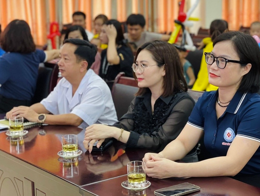 Báo GD&TĐ tại Thanh Hoá phối hợp với các đơn vị, doanh nghiệp trao quà tới bệnh nhân Bệnh viện Nhi Thanh Hoá. Báo GD&TĐ tại Thanh Hoá phối hợp với các đơn vị, doanh nghiệp trao quà tới bệnh nhân Bệnh viện Nhi Thanh Hoá.