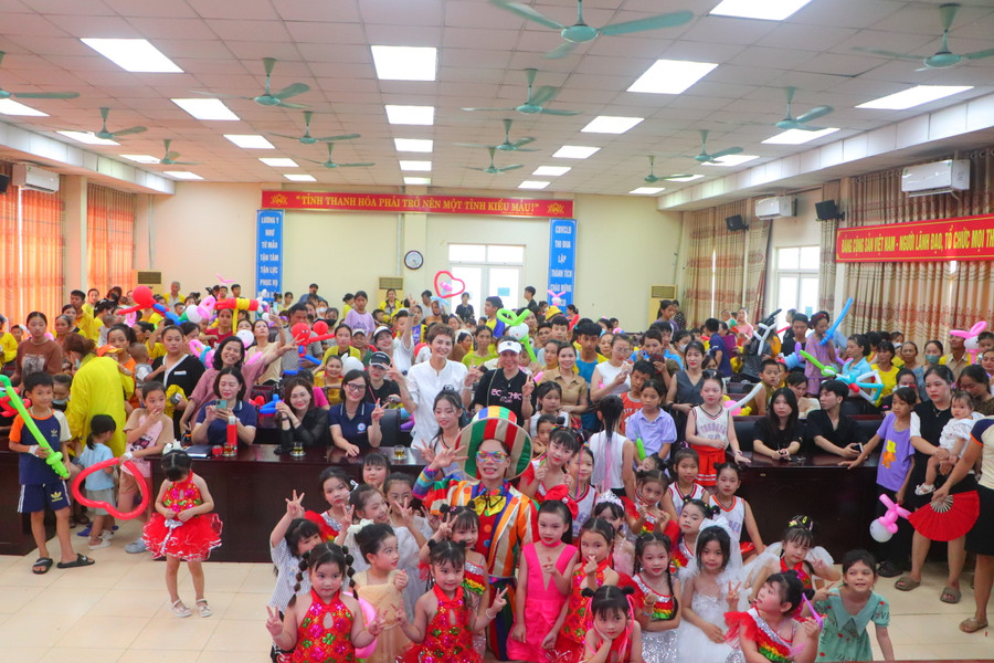 Báo GD&TĐ, các đơn vị, doanh nghiệp, nhà hảo tâm mang Tết thiếu nhi tới các bệnh nhân. Báo GD&TĐ, các đơn vị, doanh nghiệp, nhà hảo tâm mang Tết thiếu nhi tới các bệnh nhân.