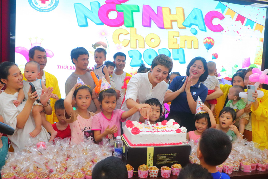 Các bệnh nhân có ngày sinh vào tháng 5 và 6 được nhà hảo tâm tổ chức tiệc sinh nhật. Các bệnh nhân có ngày sinh vào tháng 5 và 6 được nhà hảo tâm tổ chức tiệc sinh nhật.