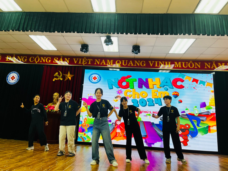 Những tiết mục văn nghệ đặc sắc trong buổi trao quà. Những tiết mục văn nghệ đặc sắc trong buổi trao quà.