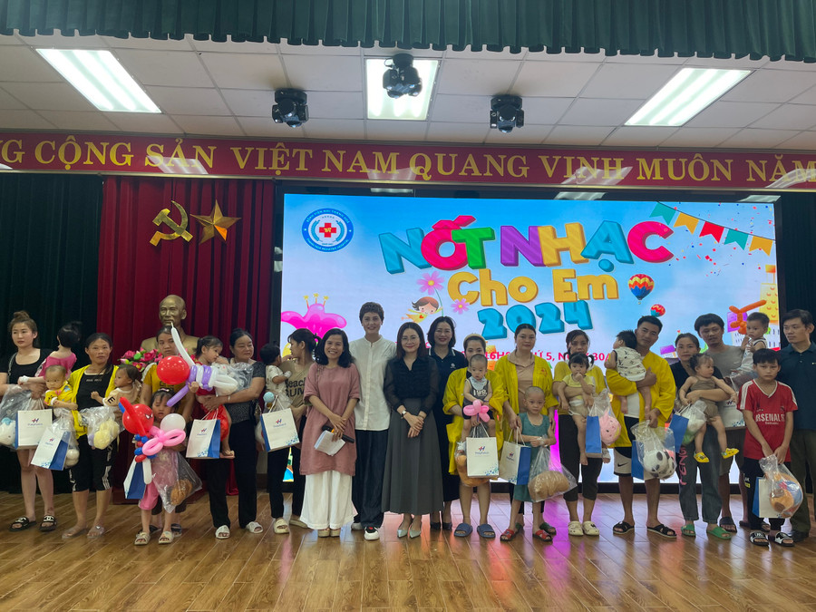 200 suất quà được trao tới bệnh nhân đang điều trị tại Bệnh viện Nhi Thanh Hoá. 200 suất quà được trao tới bệnh nhân đang điều trị tại Bệnh viện Nhi Thanh Hoá.