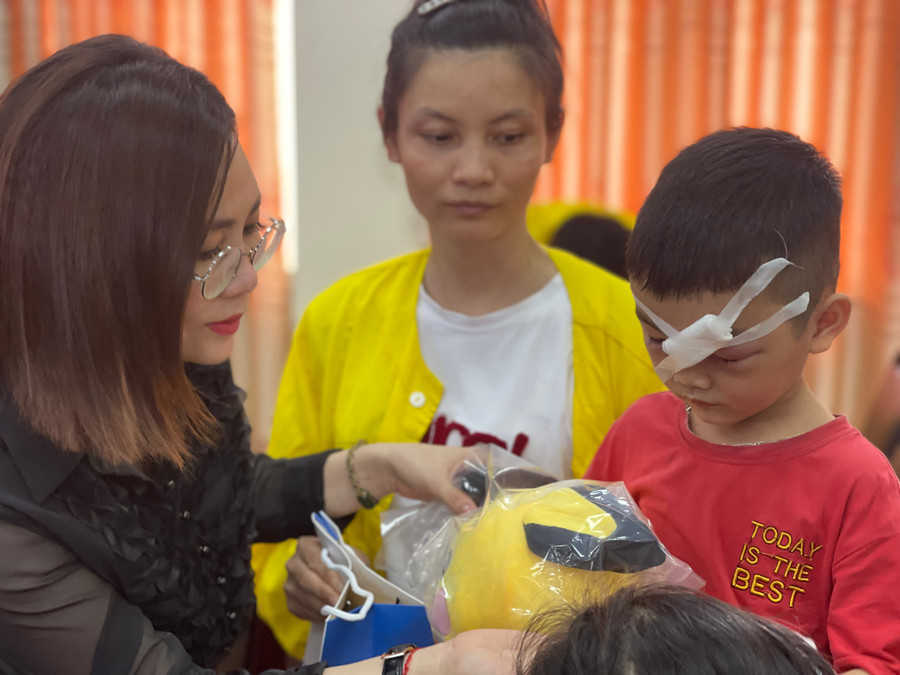 Bệnh nhân đón nhận quà từ nhà hảo tâm. Bệnh nhân đón nhận quà từ nhà hảo tâm.