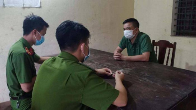 Bị nhắc đeo khẩu trang, người đàn ông lao vào đánh cán bộ đang phòng chống dịch