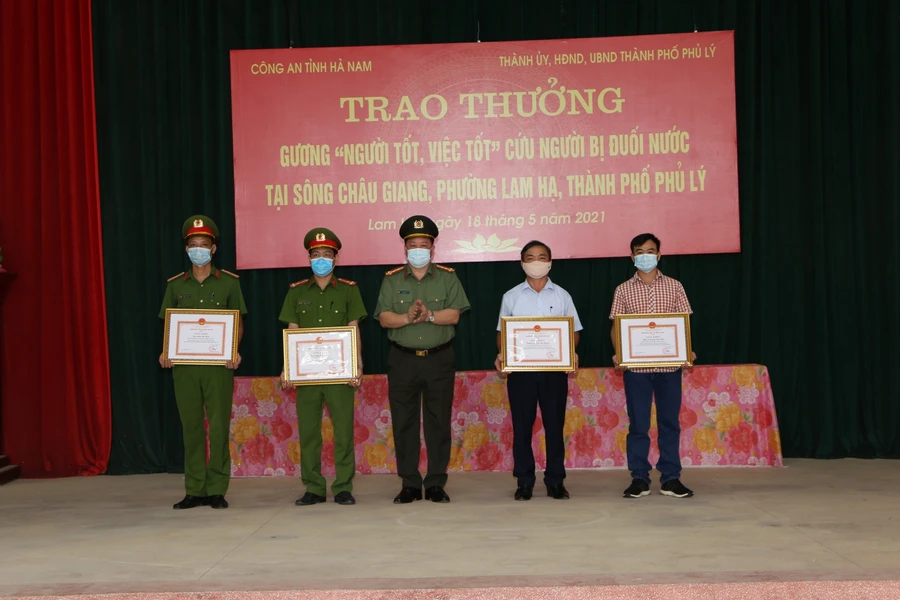 Trao thưởng 4 cá nhân cứu người bị đuối nước ở Hà Nam