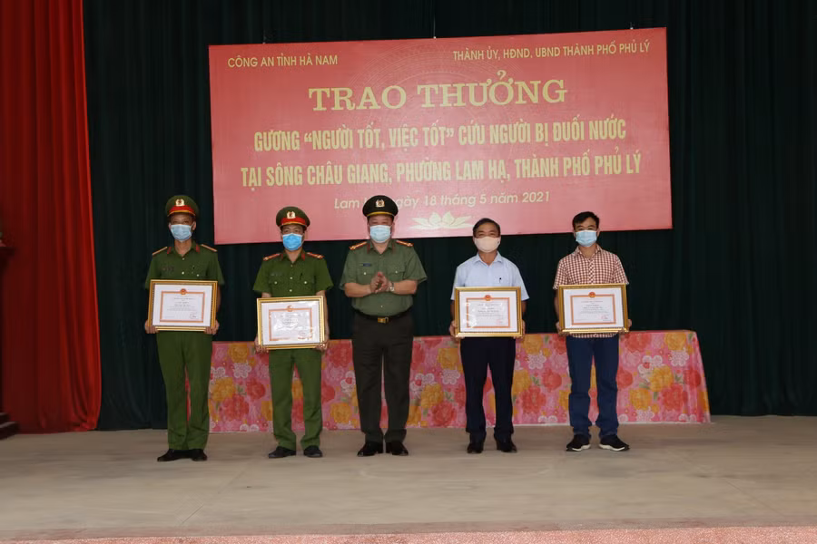 Trao thưởng 4 cá nhân cứu người bị đuối nước ở Hà Nam