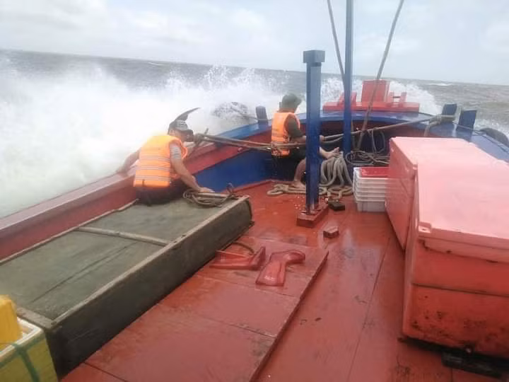 Nam Định: Tìm thấy thi thể cuối cùng vụ 3 nữ sinh bị sóng biển cuốn trôi