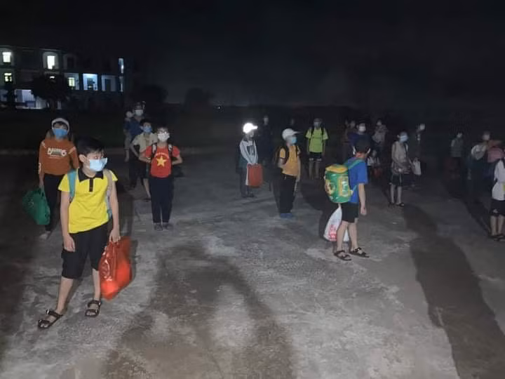 Ngay trong rạng sáng 11/5, hơn 30 học sinh lớp 6 - cùng lớp với bệnh nhân N.X.Đ đã được đưa đến cơ sở y tế để cách ly theo dõi.