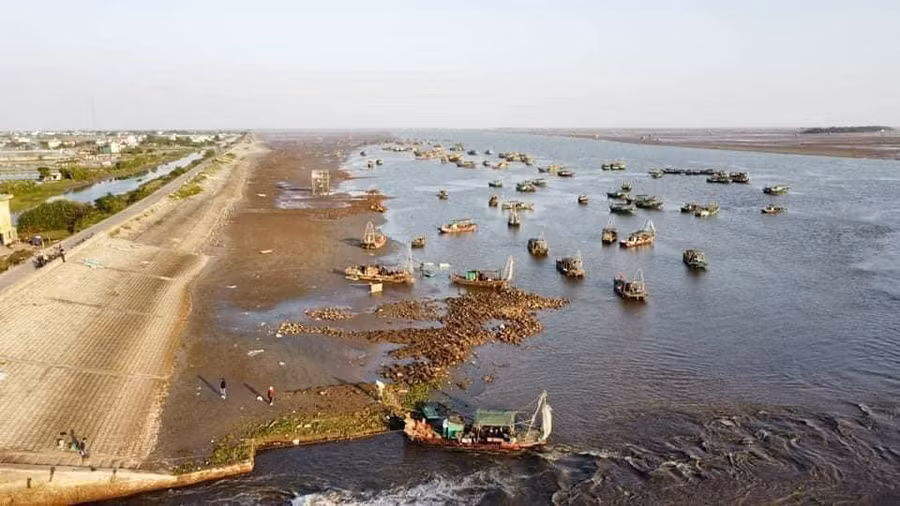 Hàng trăm thuyền bè và thợ lặn được huy động tìm kiếm 3 học sinh bị sóng cuốn ở Nam Định.