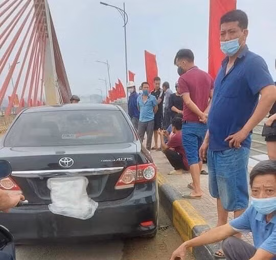 Chiếc ô tô nạn nhân bỏ lại trên cầu Bách Lẫm.