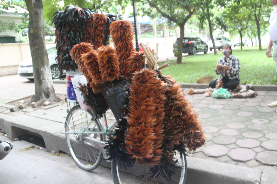 Những chiếc chổi lông gà không phải để phủi bụi hay đánh đòn đứa trẻ hư - mà có thể trưng bày như một tác phẩm. Những chiếc chổi lông gà không phải để phủi bụi hay đánh đòn đứa trẻ hư - mà có thể trưng bày như một tác phẩm.