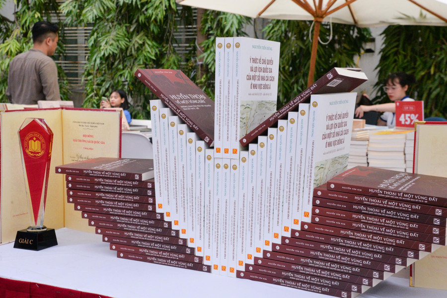 Ngày hội sách quy tụ nhiều đầu sách của nhiều đơn vị xuất bản. Ngày hội sách quy tụ nhiều đầu sách của nhiều đơn vị xuất bản.