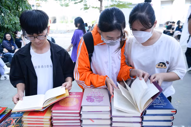Sinh viên hào hứng với Ngày hội sách.
