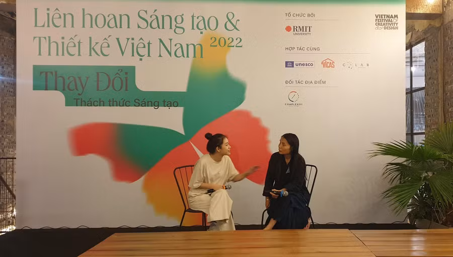 Đối thoại với hai nghệ sĩ trẻ về chiếc chổi lông gà