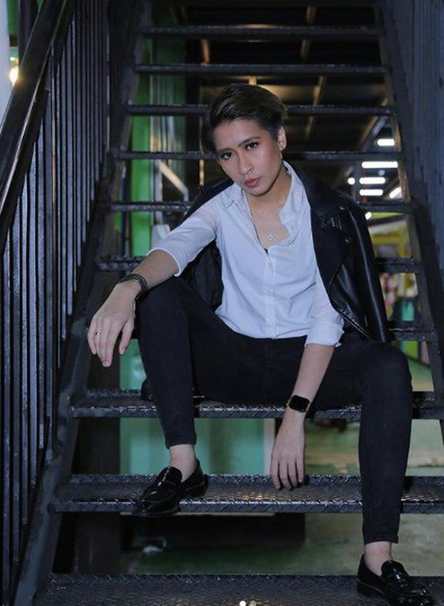 “Học đòi” thử thách ăn mì cay trộn sầu riêng, nữ ca sĩ suýt mất mạng - Ảnh 1. “Học đòi” thử thách ăn mì cay trộn sầu riêng, nữ ca sĩ suýt mất mạng - Ảnh 1.