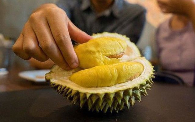 “Học đòi” thử thách ăn mì cay trộn sầu riêng, nữ ca sĩ suýt mất mạng - Ảnh 3. “Học đòi” thử thách ăn mì cay trộn sầu riêng, nữ ca sĩ suýt mất mạng - Ảnh 3.