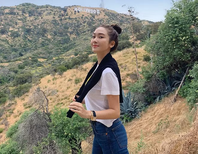 Các nàng cũng đừng quên thủ sẵn vài chiếc chun buộc tóc trong túi xách.