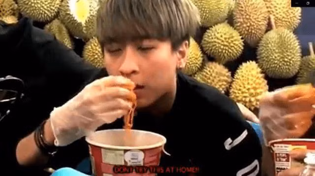 “Học đòi” thử thách ăn mì cay trộn sầu riêng, nữ ca sĩ suýt mất mạng